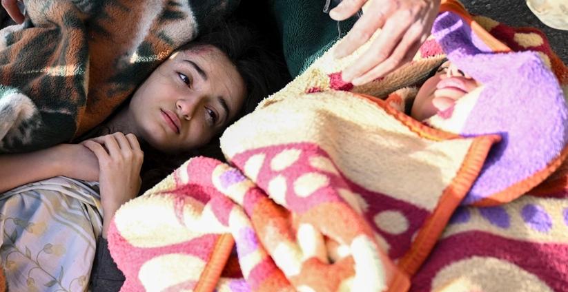 Anne ve iki kızı 33 saat sonra enkazdan sağ çıkarıldı