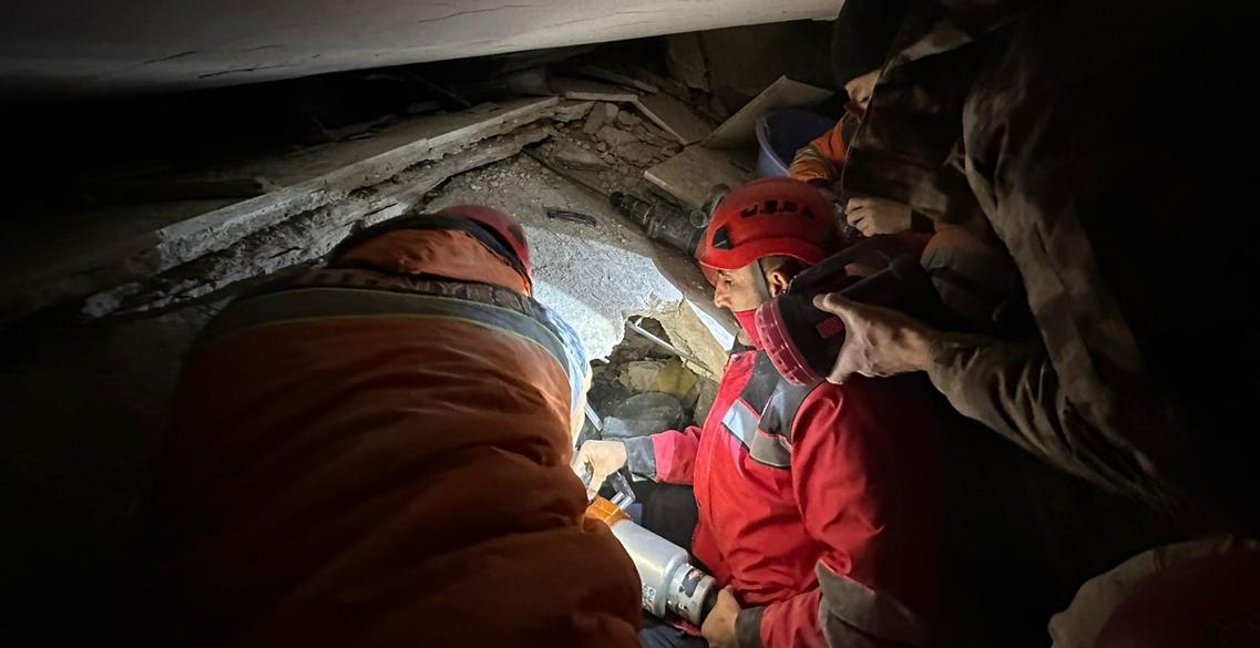 Konya ekipleri enkaz altında kalan genci 47 saat sonra kurtardı