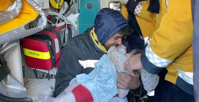 1,5 yaşındaki Masal 55 saat sonra enkazdan çıkarıldı