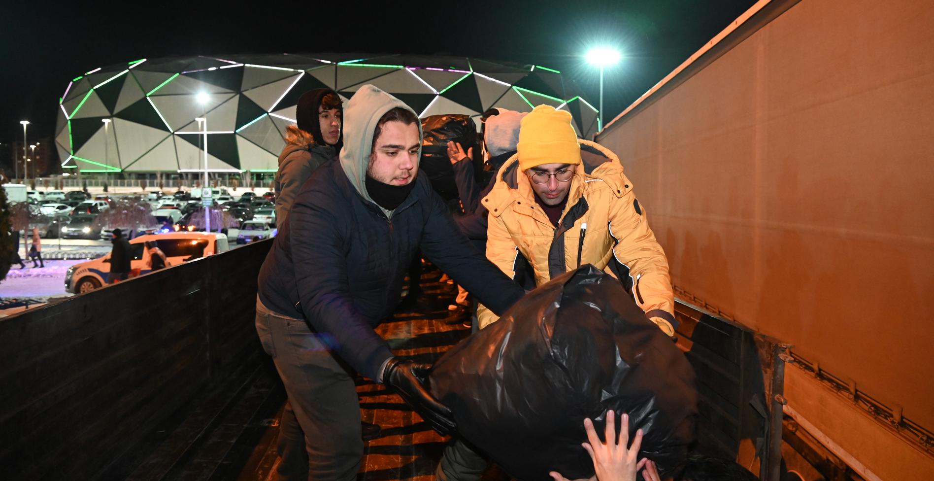 Selçuklu'dan Hatay'a 52 tır yardım malzemesi