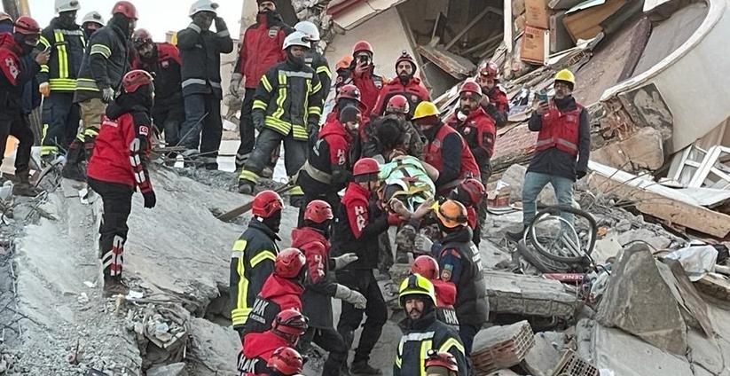 3 kişi depremden 76 saat sonra enkazdan kurtarıldı