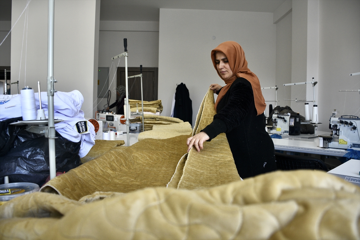 Gönüllüler depremzedeler için aralıksız battaniye dikiyor