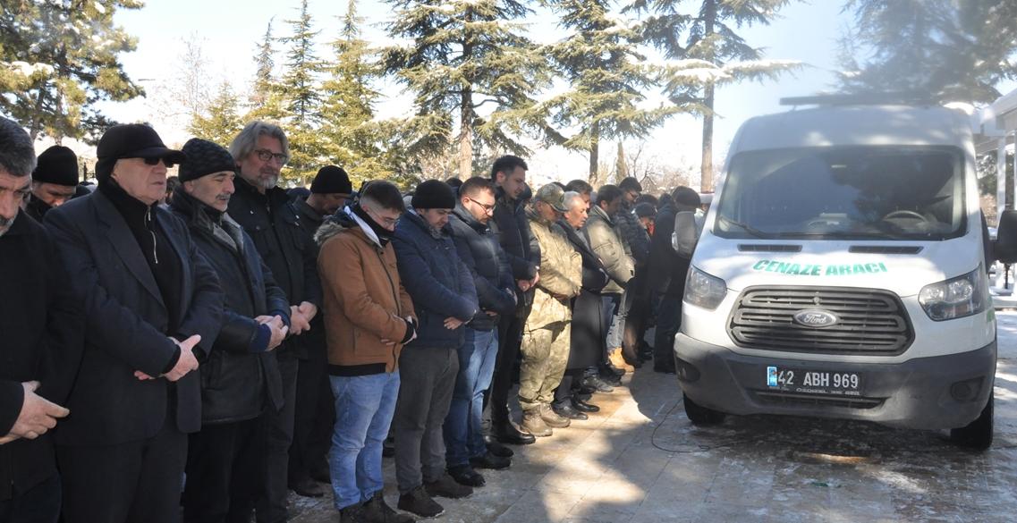 Depremde hayatını kaybedenlerin cenazeleri defnediliyor