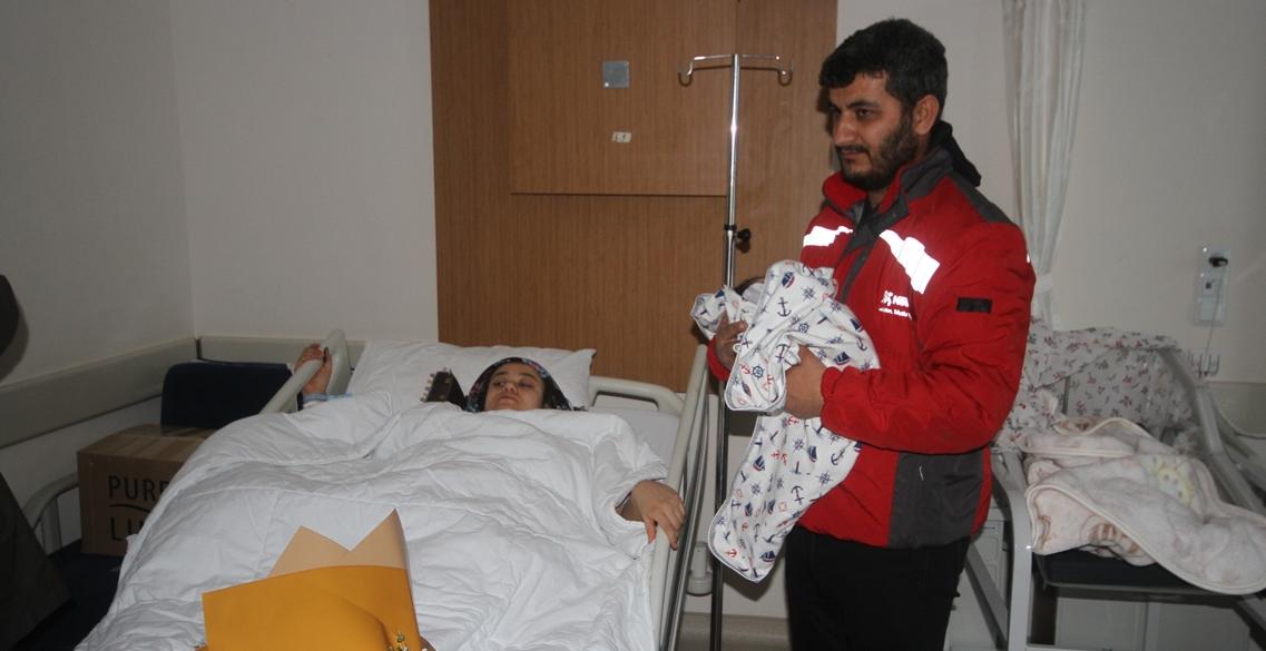 Depremzede hamile kadın Konya'da bebeğini kucağına aldı