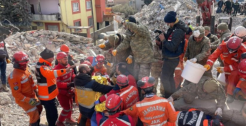 Baba-kız depremin 132. saatinde enkazdan kurtarıldı