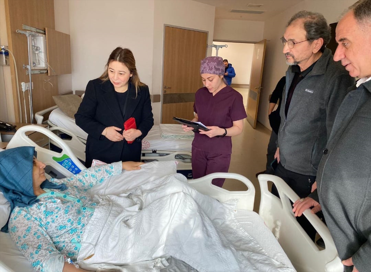 MHP Konya Milletvekili Esin Kara ve beraberindekiler depremzedeleri hastanede ziyaret etti