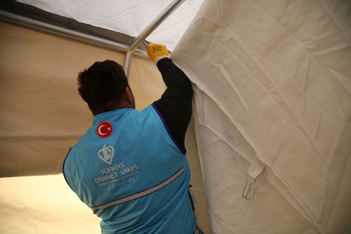 Milli güreşçi Rıza Kayaalp, depremzedeler için çadır kurdu
