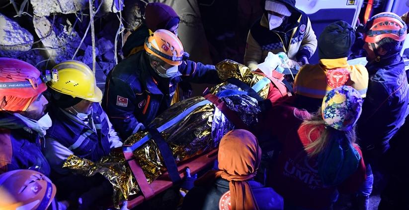 Enkaz altında kalan kadın 170 saat sonra kurtarıldı