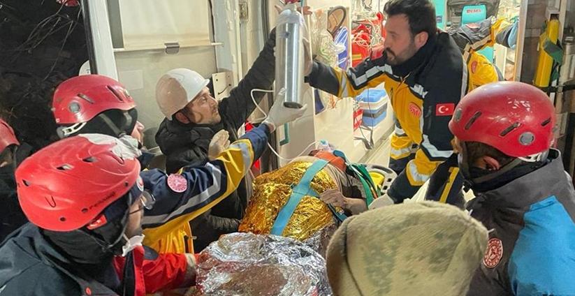 77 yaşındaki kadın depremin 212. saatinde kurtarıldı