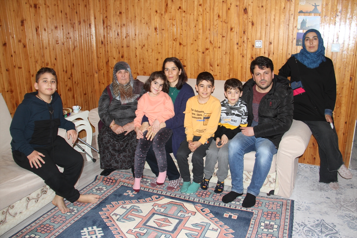 Evini depremzede aileye açan hayırsever, annesinin yanına yerleşti