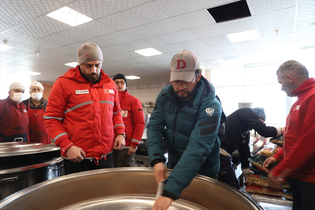 Gönüllü şefler milyonlarca kap yemek pişirdi