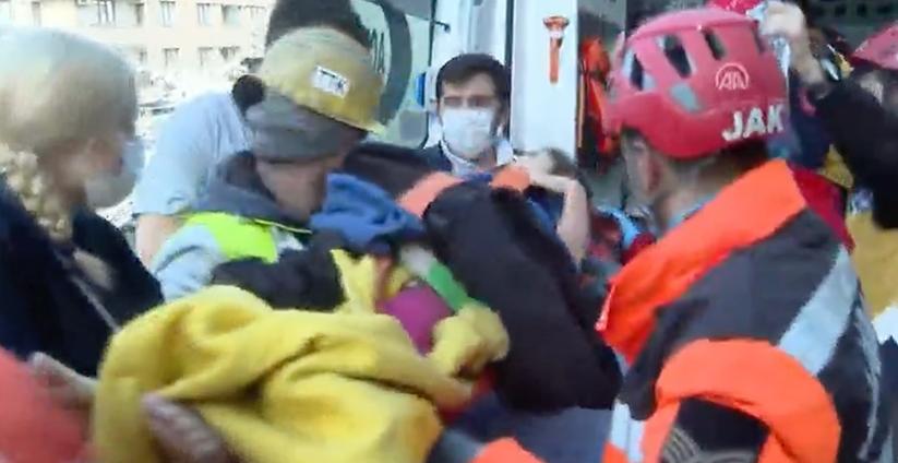 Depremin 228. saatinde anne ve 2 çocuğu enkazdan sağ çıkarıldı