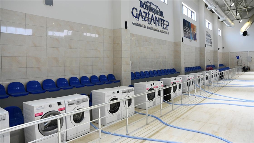Yüzme havuzu depremzedeler için çamaşırhaneye dönüştürüldü