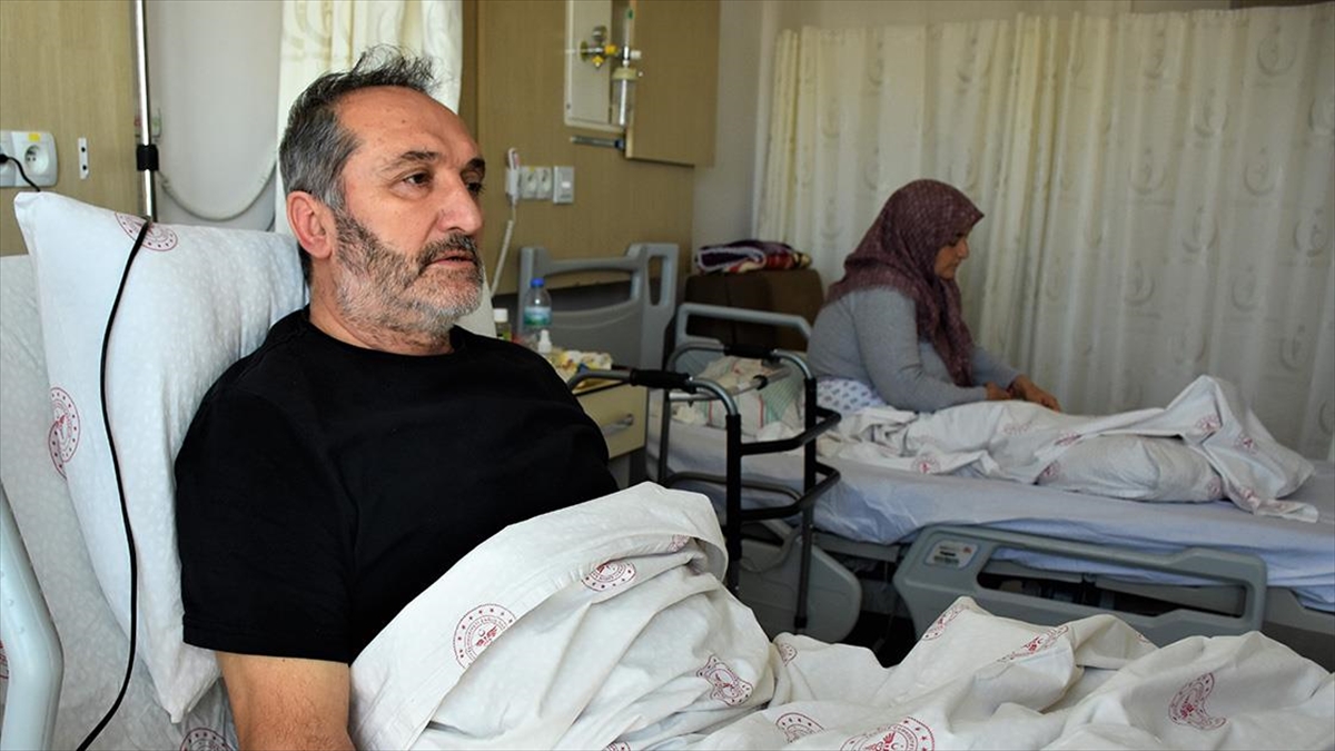 Enkaz altındayken eşini kurtarmak için verdiği mücadeleyi anlattı