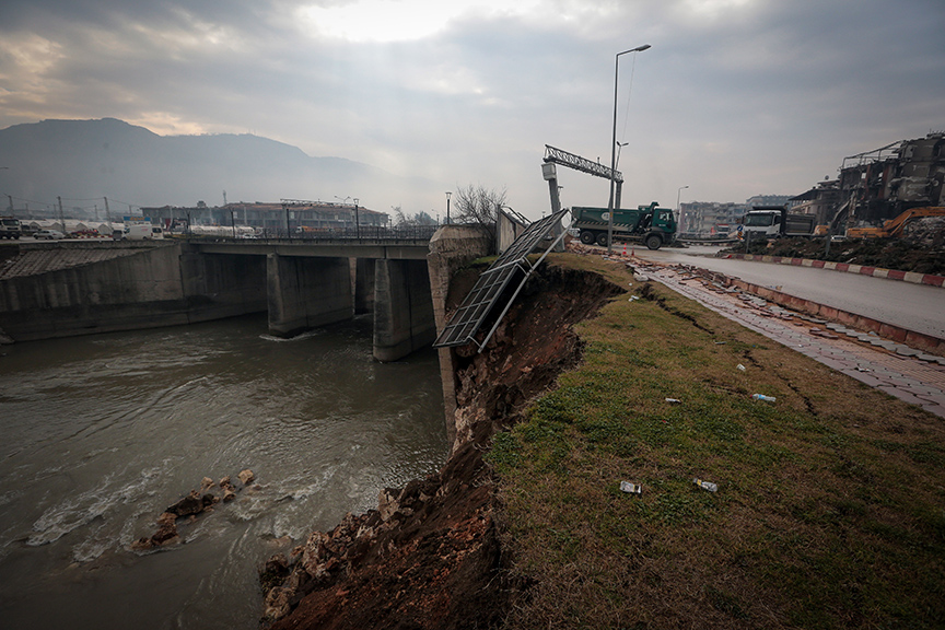 Depremde bazı yol ve köprüler zarar gördü