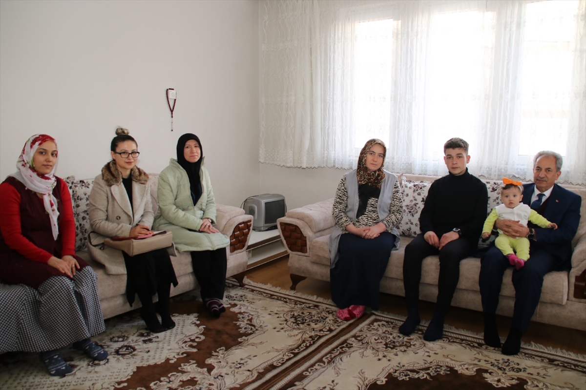 Akşehir Belediye Başkanı Akkaya, depremzede aileleri ziyaret etti