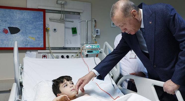 Cumhurbaşkanı Erdoğan tedavi gören depremzedeleri ziyaret etti