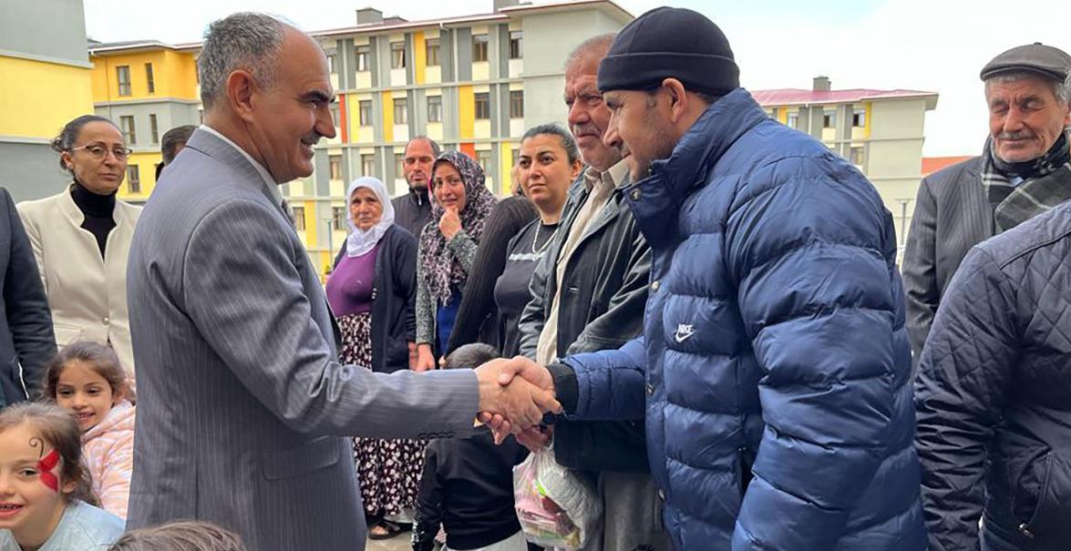 Konya Valisi Özkan depremzedeleri ziyaret etti