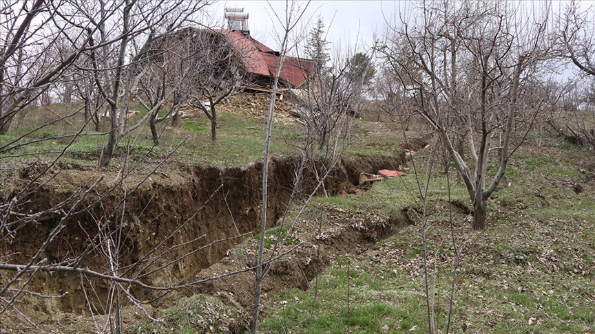 Çöken yol mahalleyi ikiye ayırdı
