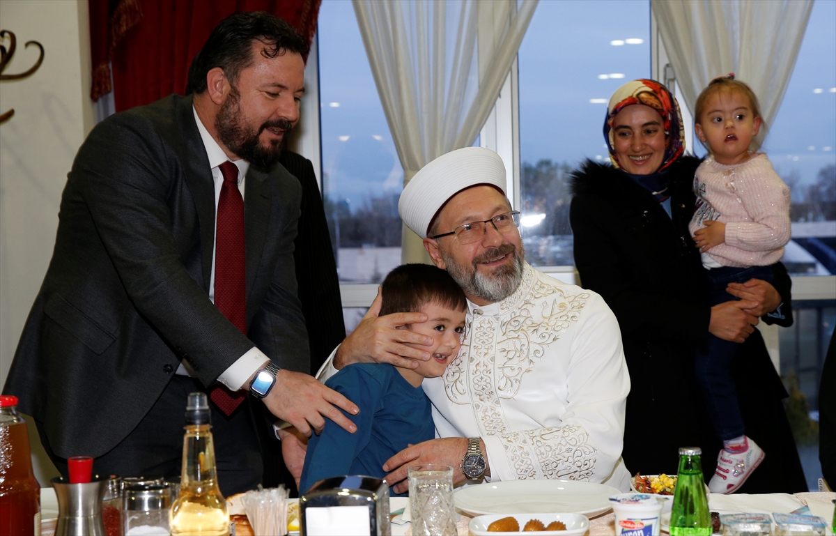 Erbaş, depremzedelerle iftar açtı