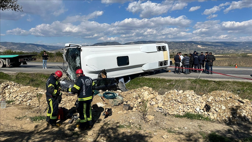 Kafa kafaya çarpıştılar: 2 ölü 23 yaralı