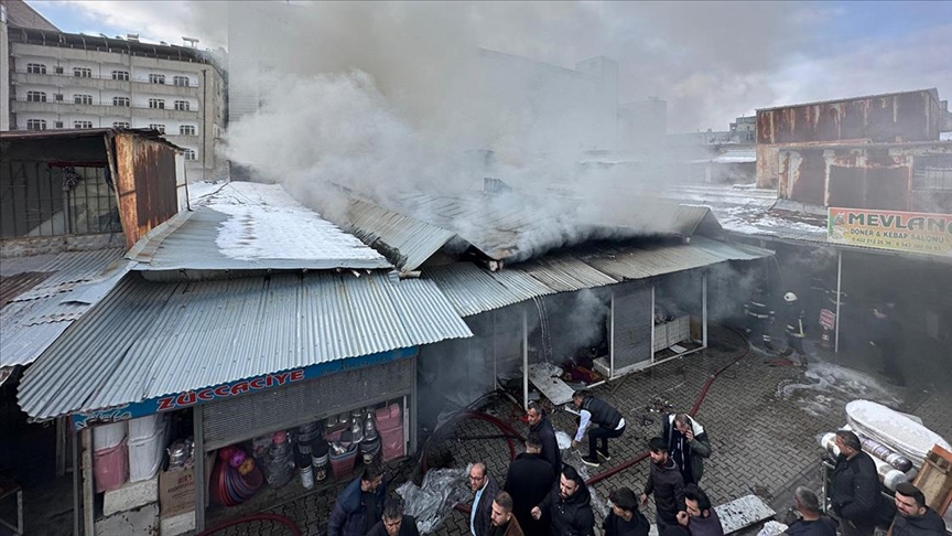 Van'da halk pazarında yangın