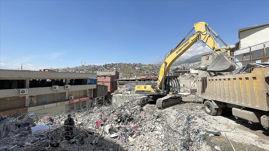Depremzedeler enkazda eşyalarını arıyor