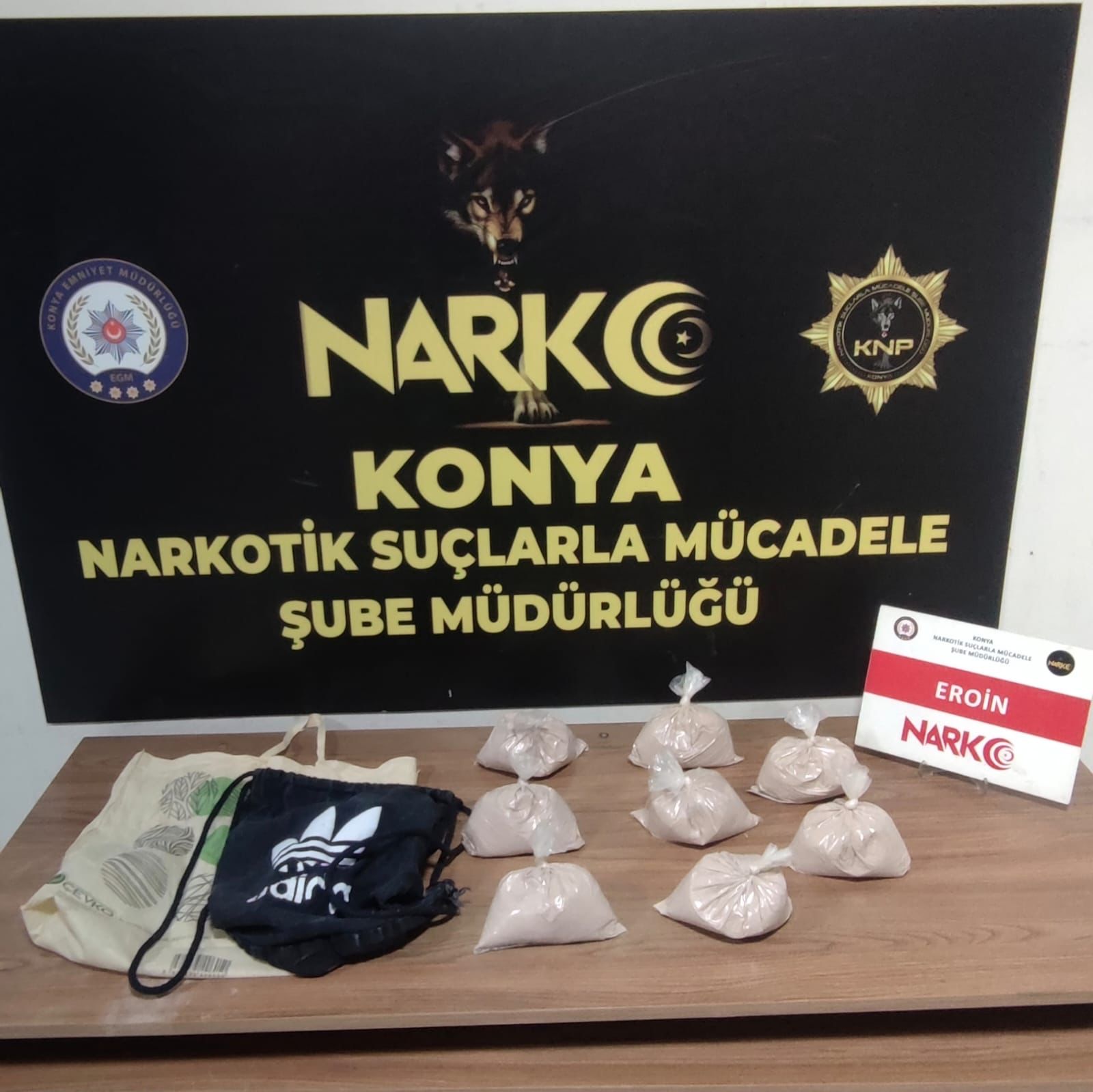 Zehir tacirleri polisin elinden kaçamadı