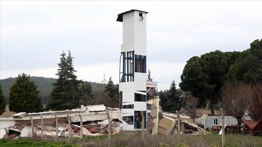 Yıkılan binadan geriye asansör kulesi kaldı