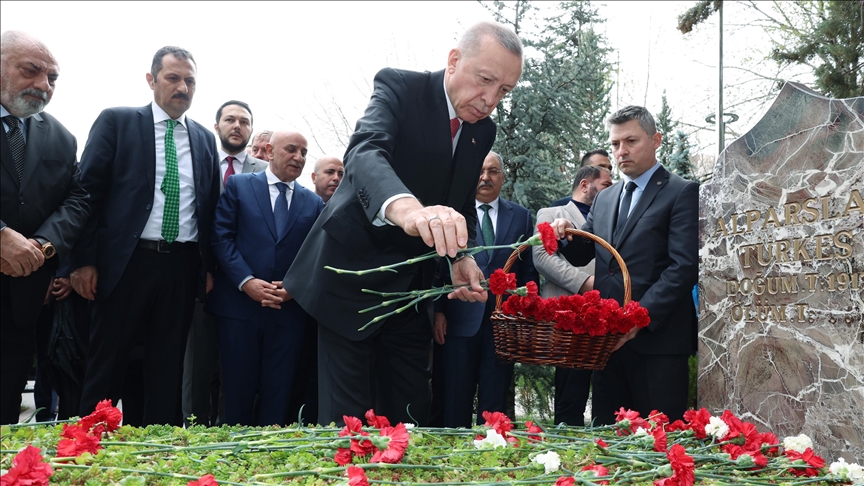 Cumhurbaşkanı Erdoğan, Türkeş'in kabrini ziyaret etti