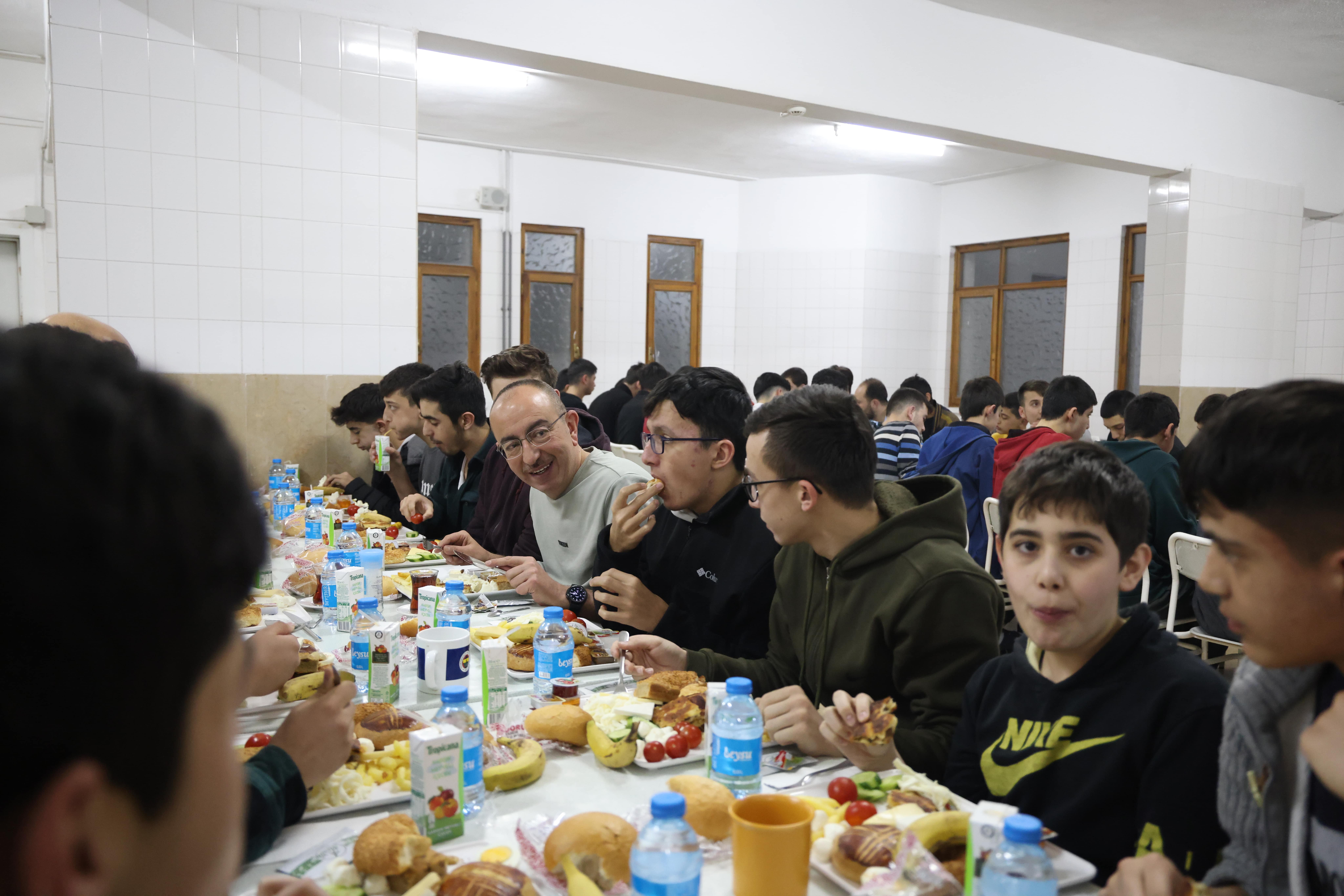 Kavuş, iftar ve sahurda gençlerle buluştu