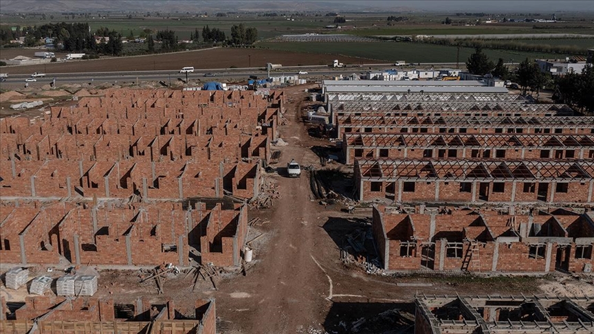 Geçici konutlar bayrama yetiştirilmeye çalışılıyor