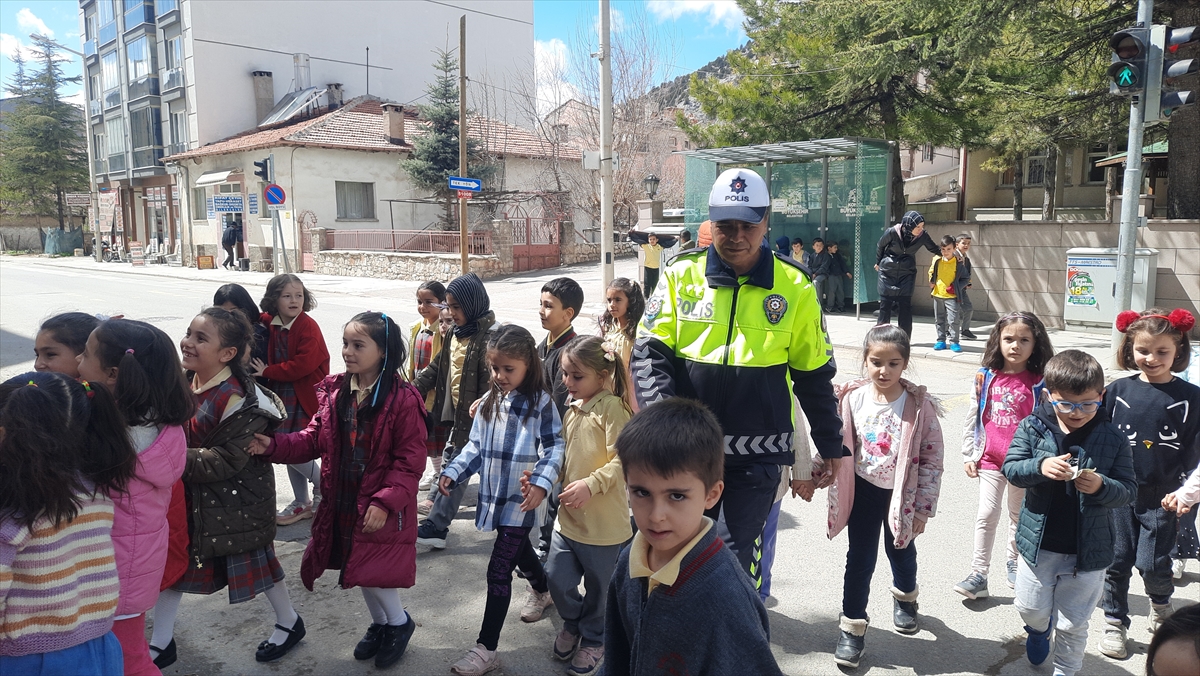İlkokul öğrencilerine uygulamalı trafik eğitimi