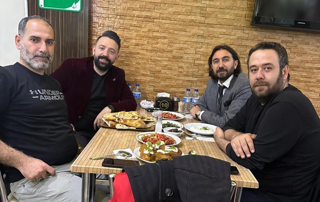 Dostlar iftar yemeğinde bir araya geldi