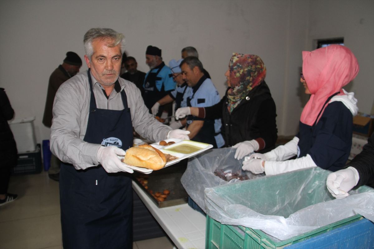Ramazanda her gün bin kişiyi doyuruyorlar
