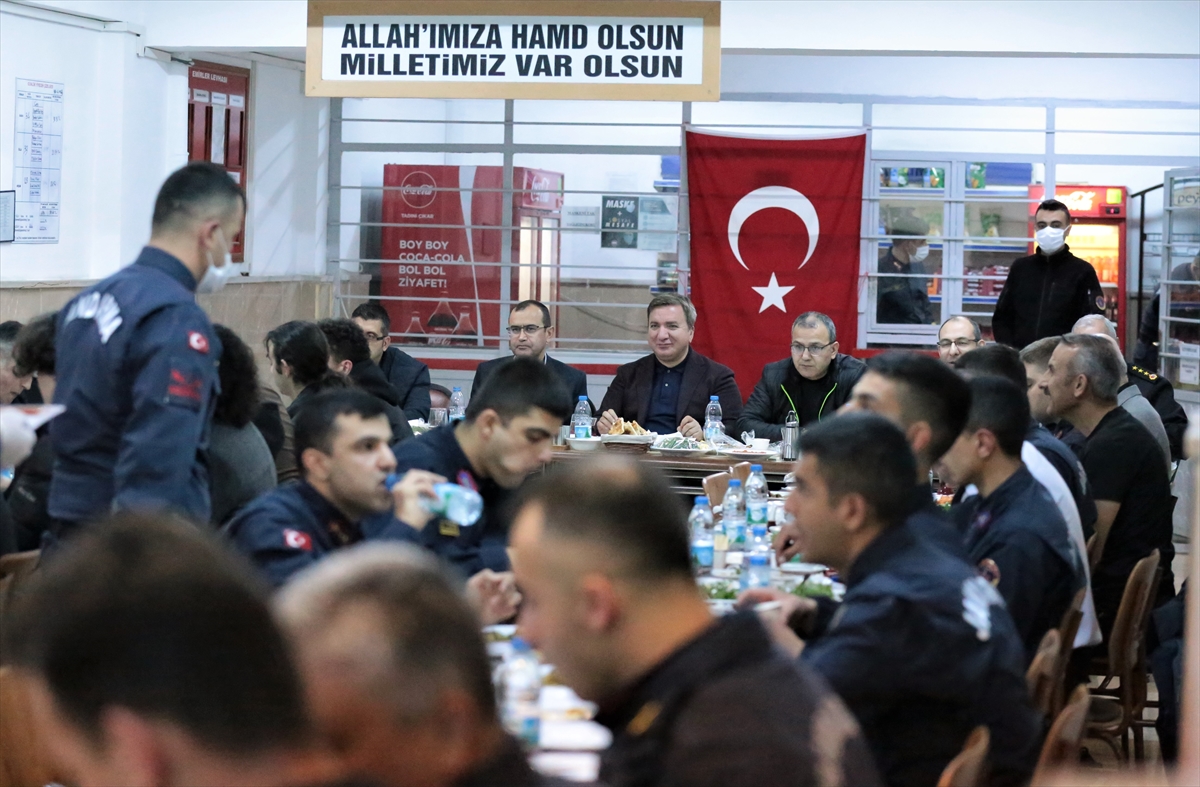 Aksaray Valisi, jandarma ve emniyet personeliyle sahur yaptı