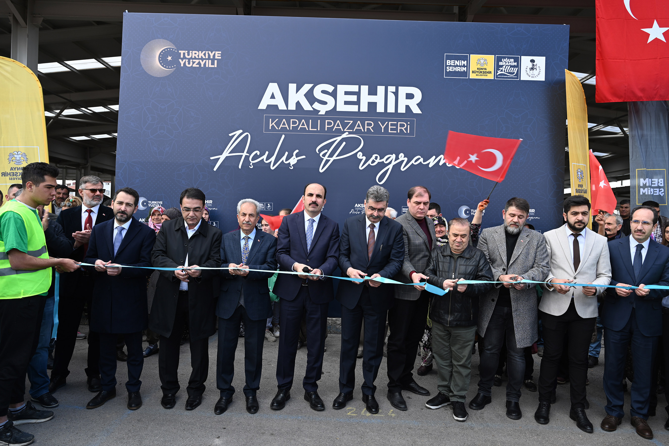 Akşehir'de kapalı pazar yeri hizmete açıldı