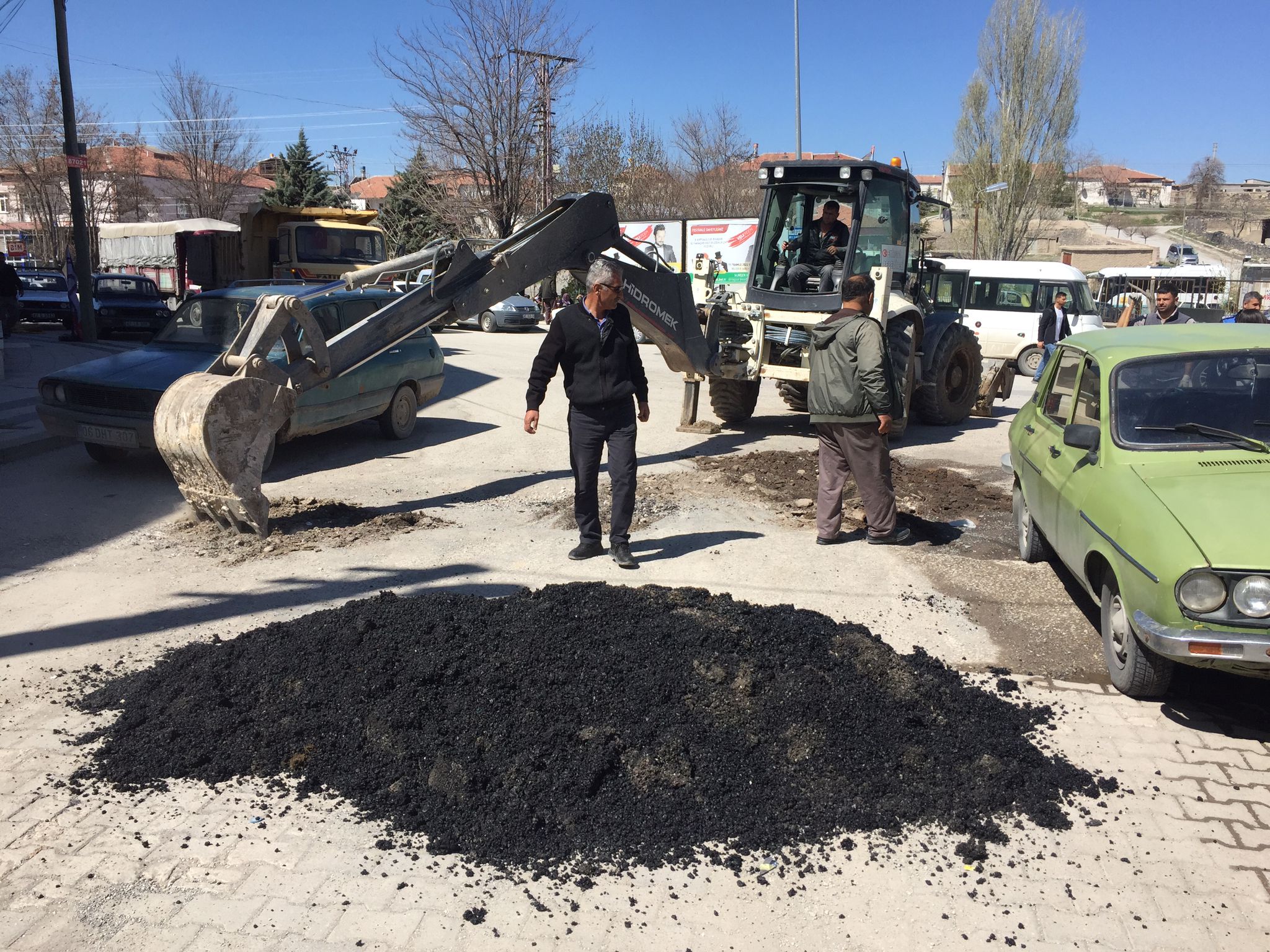 Emirgazi'de bozulan yollar onarılıyor