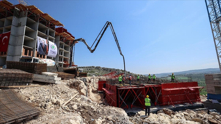 Hatay'da temeli atılan konutların inşaatı devam ediyor