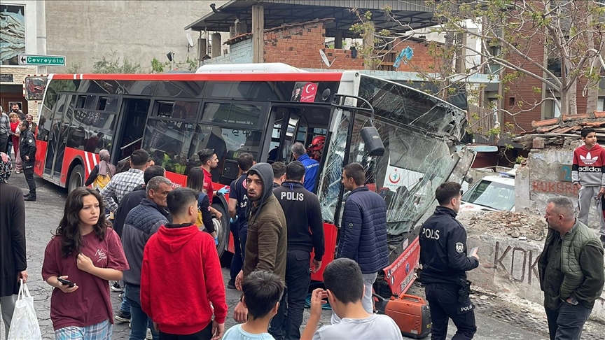 Belediye otobüsü duvara çarptı: 10 yaralı