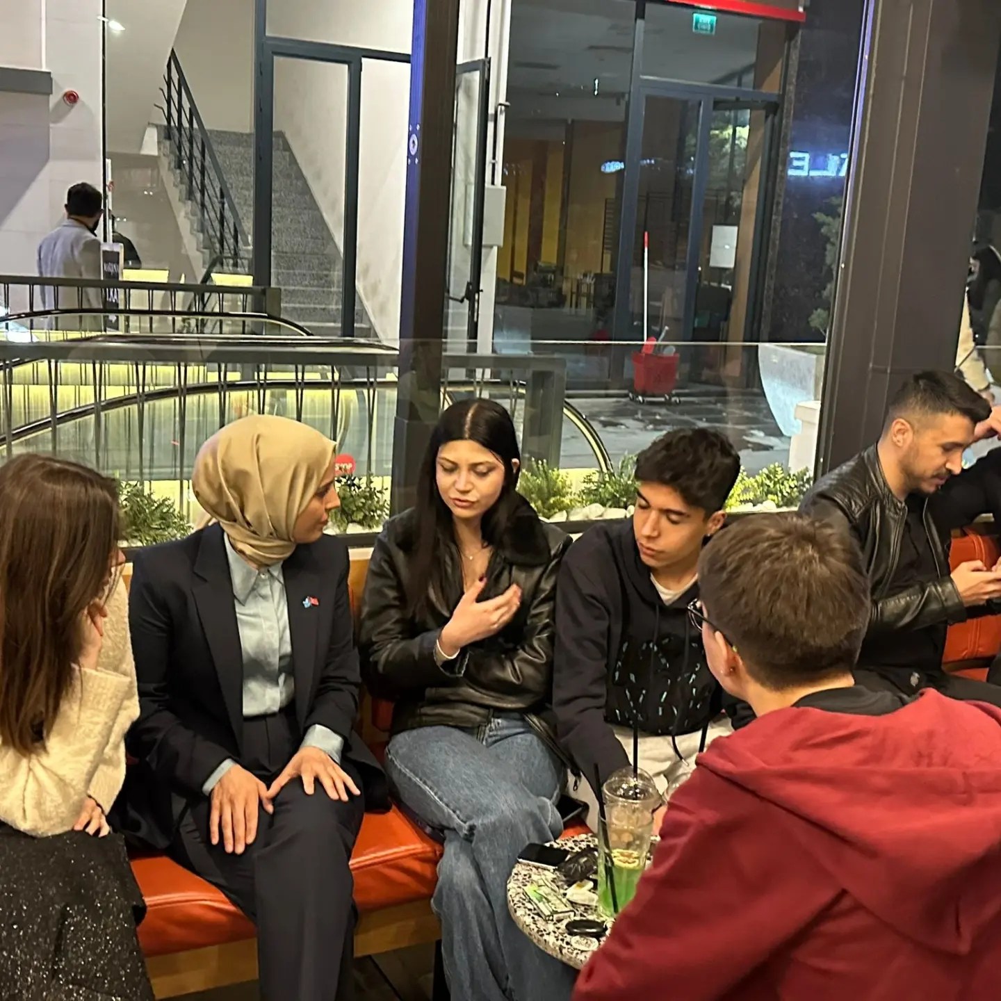 İYİ Parti adayı Tozoğlu gençlerle bir araya geldi