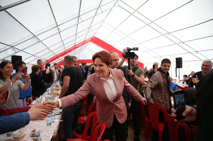 Akşener, Malatya'da depremzedelerle buluştu