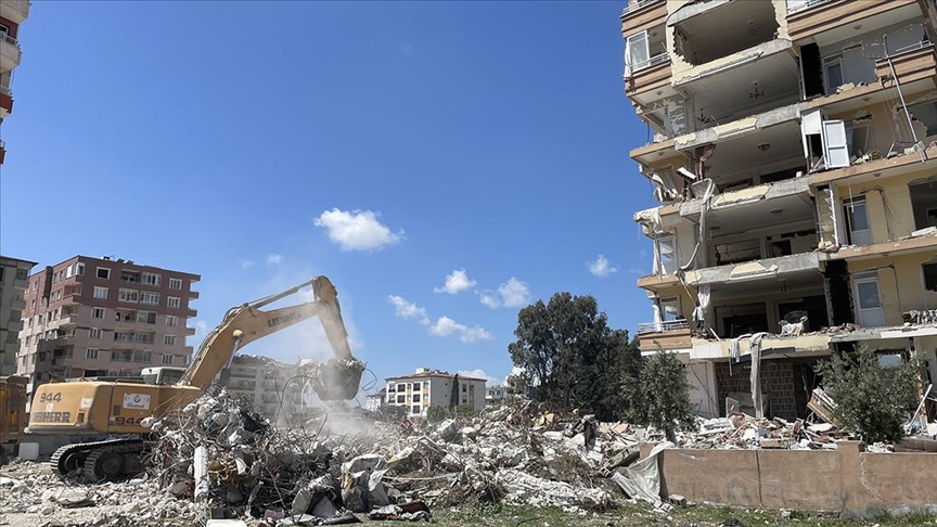 Hatay'da bina yıkım ve enkaz kaldırma sürüyor