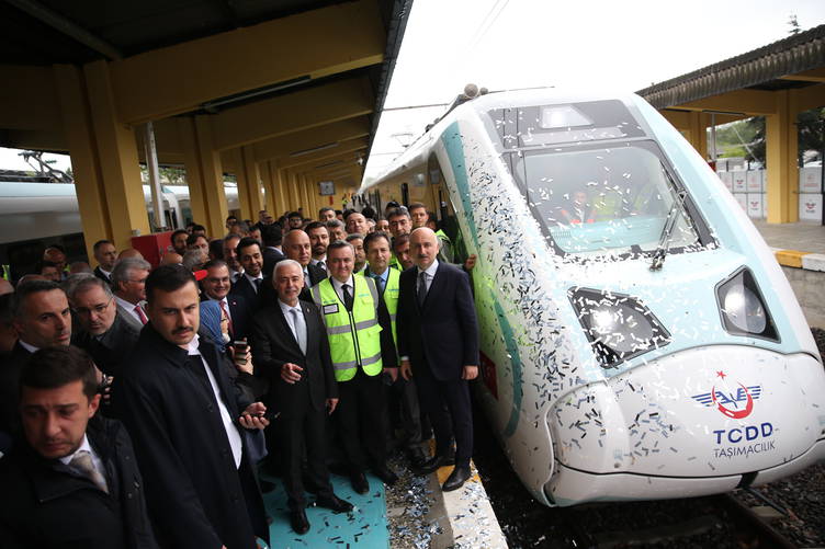 İlk Milli Elektrikli Tren Seti TCDD'ye teslim edildi