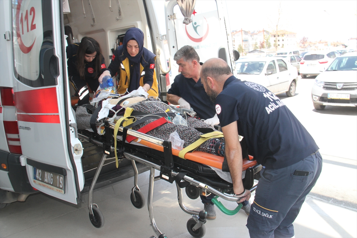 Park halindeki araca çarptı: 3 yaralı