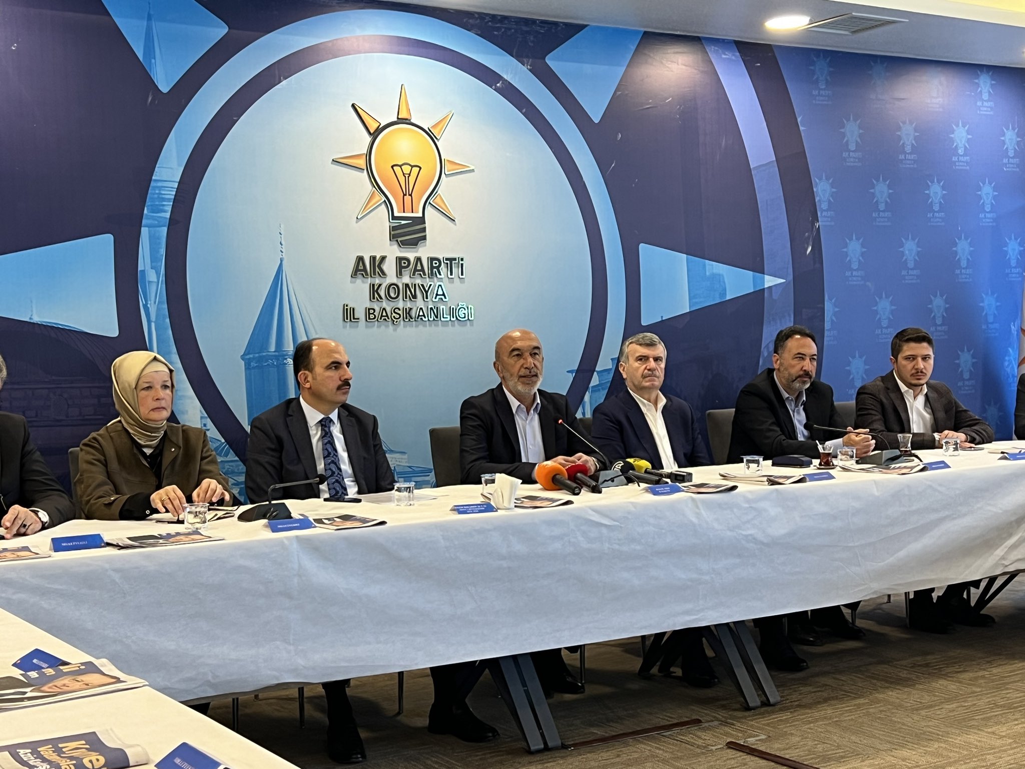 "Sokak aralarında miting yaptıklarını zannediyorlar"