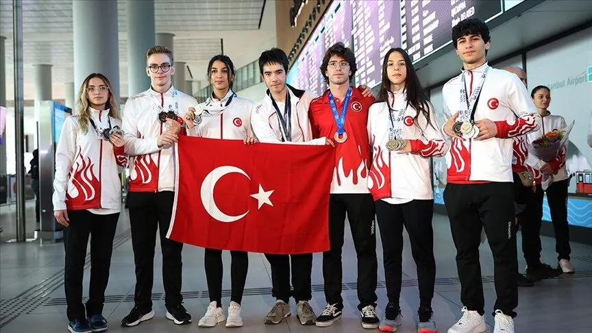 Milli sporcular yurda gururla döndü