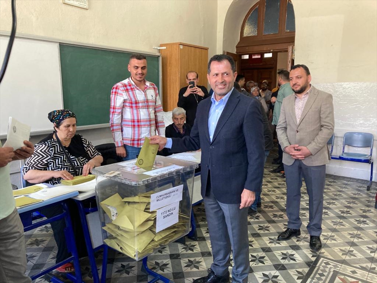 Altunyaldız ve  Akyürek oylarını kullandı