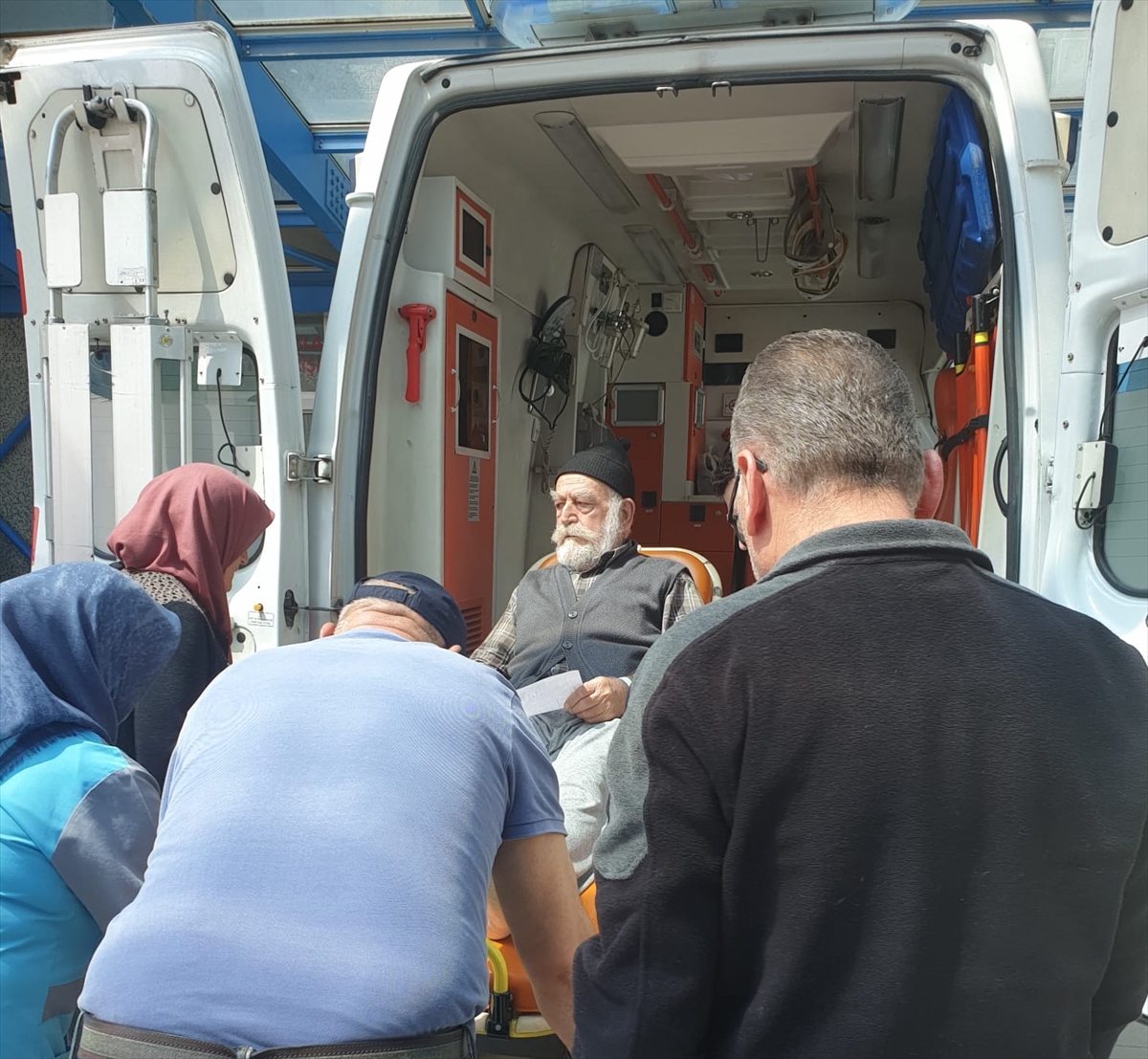 Engelli ve yaşlı seçmenler sandığa götürüldü