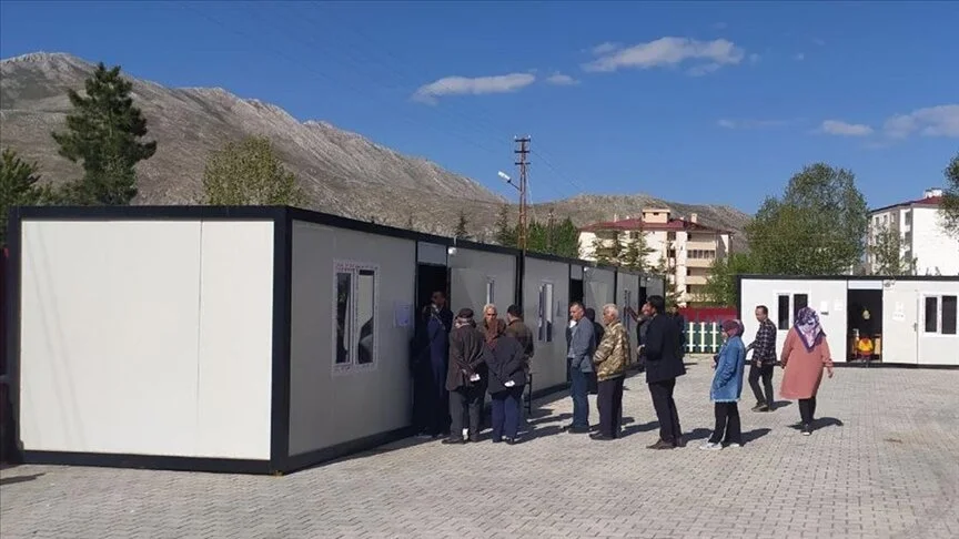 Deprem bölgesinde vatandaşlar sandığa gitti